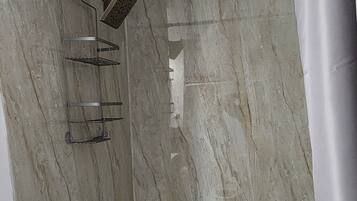 Douche, serviettes fournies, savon, papier toilette