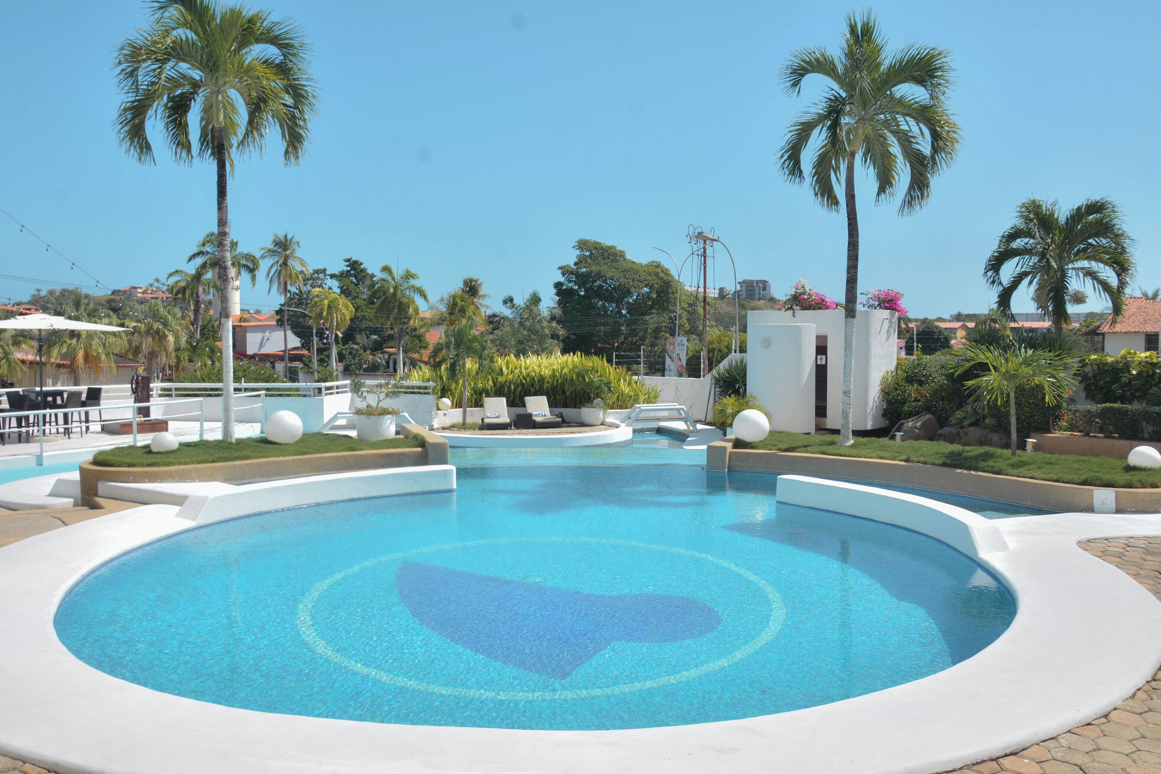 2 piscinas externas, funciona das 8h às 20h, guarda-sóis