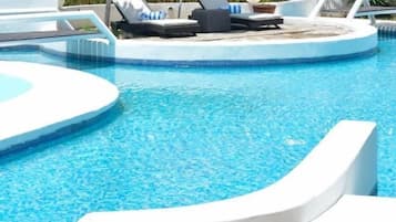 2 Außenpools, geöffnet von 08:00 Uhr bis 20:00 Uhr, Sonnenschirme