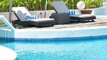 2 piscines extérieures, parasols de plage, chaises longues