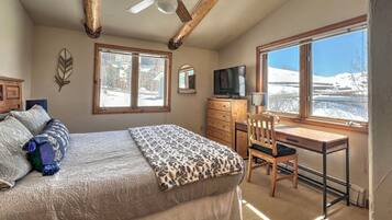 3 slaapkamers, een strijkplank/strijkijzer, gratis wifi, beddengoed