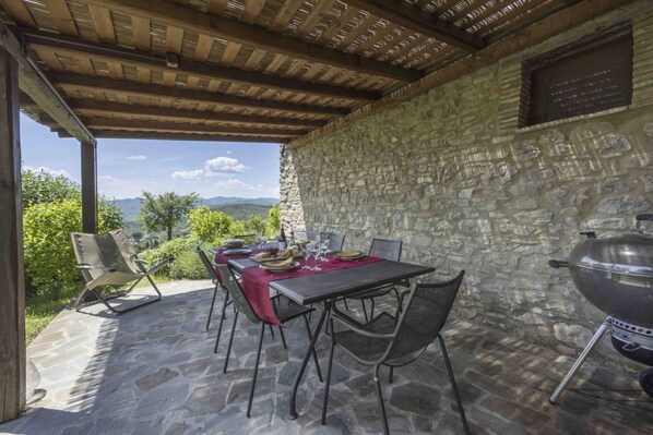 Outdoor dining - Villa Ciciliano by MMega (Monte Santa Maria Tiberina)