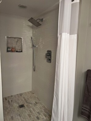 Dusj, hårføner, håndklær og såpe