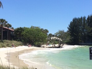 沙滩椅、沙滩毛巾