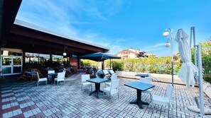 Outdoor dining - Green Apartment - Residence con 3 piscine (Desenzano del Garda)