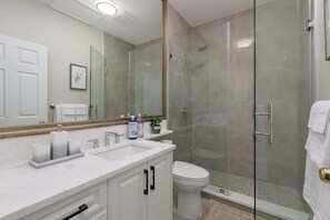 Shower, hair dryer, towels, soap - Stylish Ensuite with Living Room in Luxury House (Richmond)