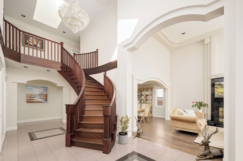 Stylish Ensuite with Living Room in Luxury House