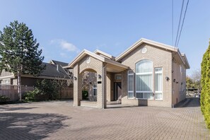 Exterior - Stylish Ensuite with Living Room in Luxury House (Richmond)
