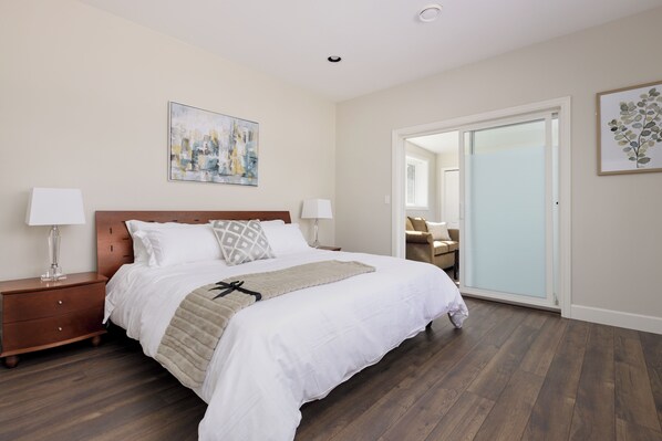 1 bedroom, free WiFi, bed sheets - Stylish Ensuite with Living Room in Luxury House (Richmond)
