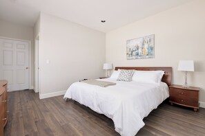 1 bedroom, free WiFi, bed sheets - Stylish Ensuite with Living Room in Luxury House (Richmond)