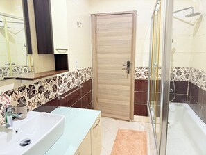 Family Apartment, 3 Bedrooms, Kitchen, City View | Bathroom | Towels, soap, toilet paper