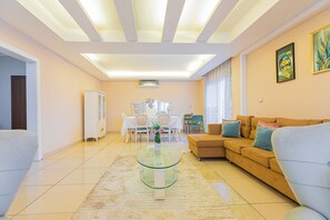 Family Apartment, 3 Bedrooms, City View | Living area - Elite Apartment (Accra)