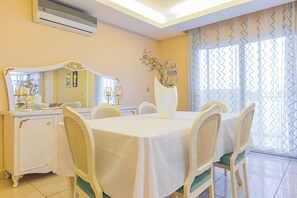 Căn hộ dành cho gia đình, 3 phòng ngủ, quang cảnh thành phố | Khu vực ăn uống tại phòng