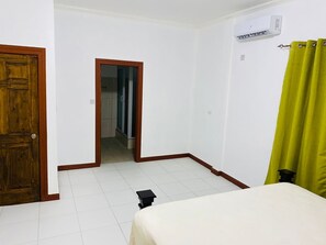 2 bedrooms, iron/ironing board, free WiFi, bed sheets - Quiet and spacious 2-bedroom apartment with AC, WiFi in exciting Turkeyen (Turkeyen)