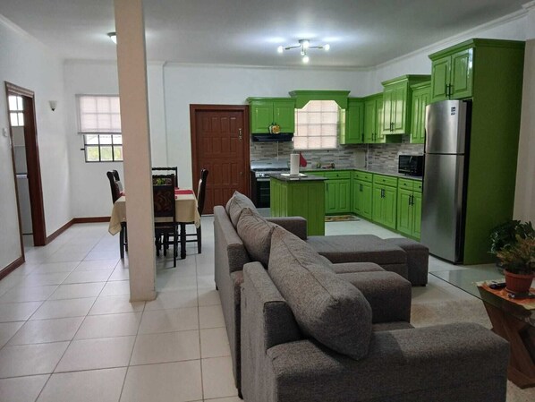 Smart TV - Quiet and spacious 2-bedroom apartment with AC, WiFi in exciting Turkeyen (Turkeyen)