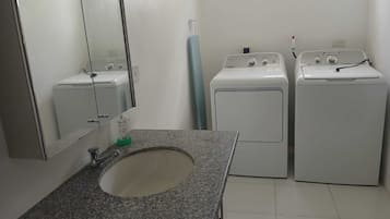 Doccia, asciugacapelli, asciugamani, sapone