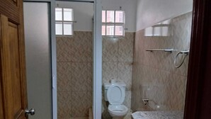 A bathroom with a shower, toilet, and sink. - Quiet and spacious 2-bedroom apartment with AC, WiFi in exciting Turkeyen (Turkeyen)