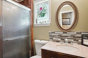 Shower, hair dryer, towels, soap - Charming 2-bed/2.5-bath House in delightful Stone Mountain with Private Yard (Stone Mountain)