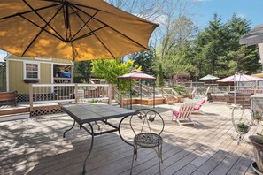 Outdoor dining - Charming 2-bed/2.5-bath House in delightful Stone Mountain with Private Yard (Stone Mountain)