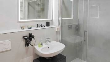 Haartrockner, Handtücher, Seife, Toilettenpapier