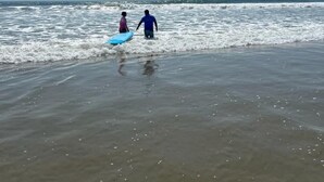 Two people walking towards the ocean with surfboards. - Hotel Montañita (Montañita)