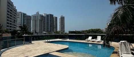 Utomhuspool och uppvärmd pool