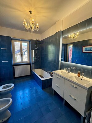 Dusche, Haartrockner, Bidet