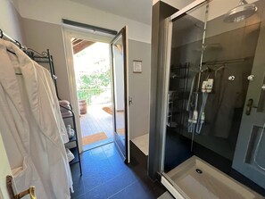 Douche, sĂšche-cheveux, bidet