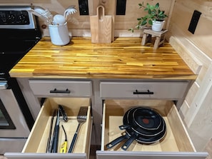 Micro-ondes, four, plaque de cuisson, lave-vaisselle
