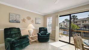 Smart TV, chimenea, reproductor de DVD y oficina 