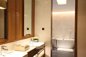 Une salle de bain moderne avec un meuble-lavabo, un miroir et une baignoire.