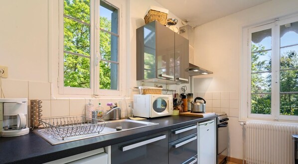 Køleskab, mikrobølgeovn, ovn, kogeplade