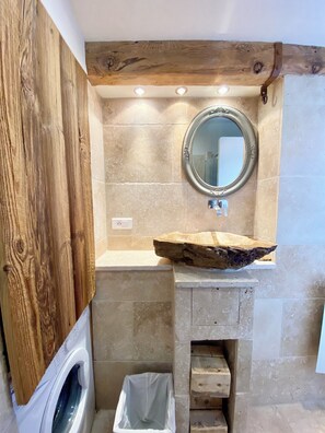 Dusj, hårføner, håndklær og såpe