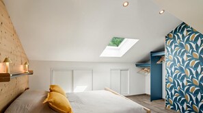 2 bedrooms, travel crib, free WiFi