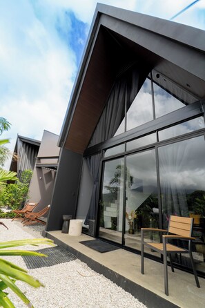 Terrace/patio - Stylish New Escape Cabin w/hot tub Volcano view (La Fortuna)