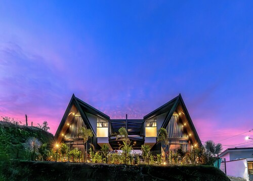 Stylish New Escape Cabin w/hot tub Volcano view
