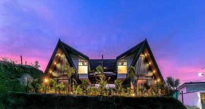 Stylish New Escape Cabin w/hot tub Volcano view