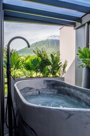 Outdoor spa tub - Stylish A-Frame Escape Cabin w/hot tub Volcano view (La Fortuna)