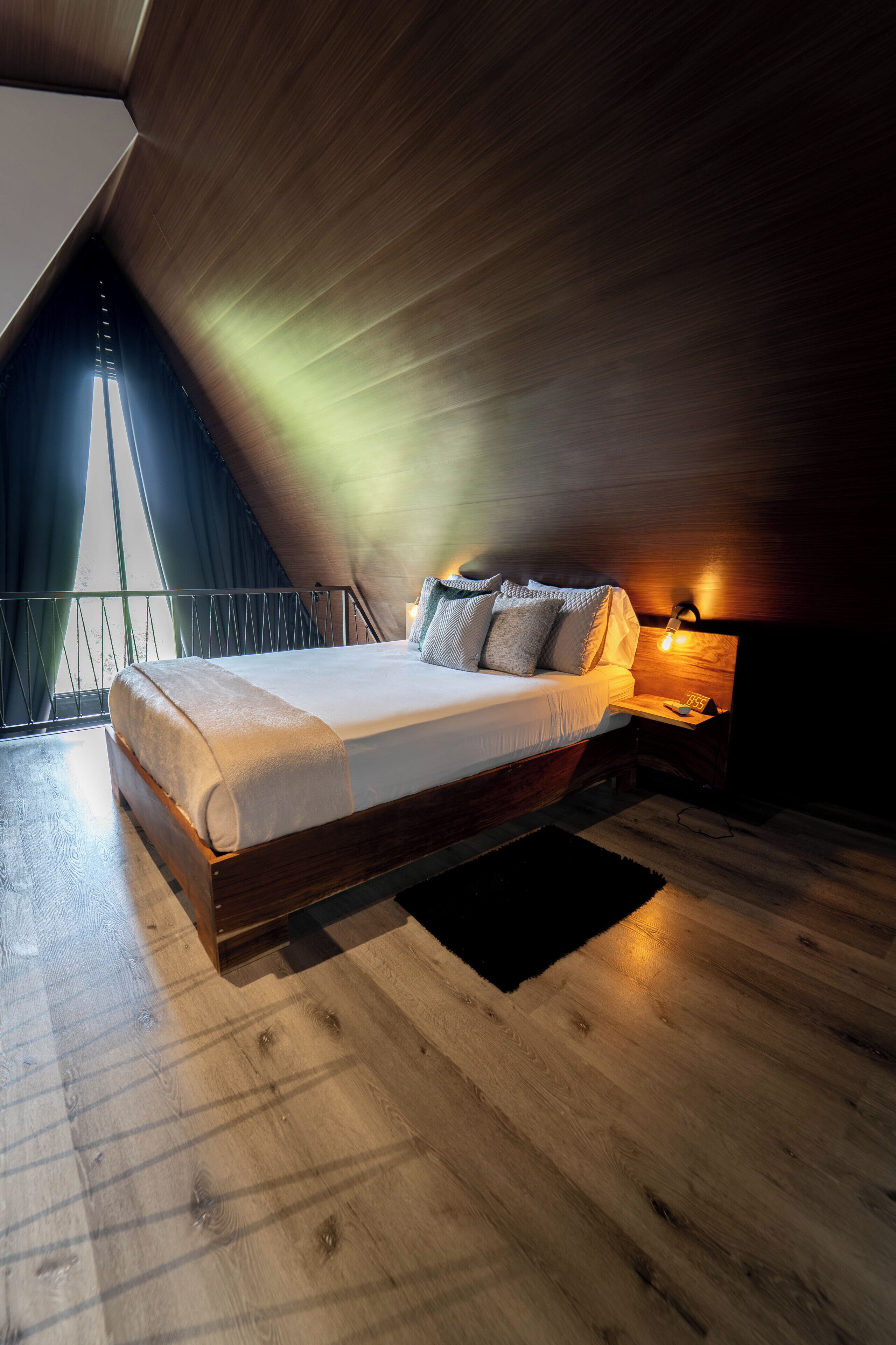 1 habitación, tabla de planchar con plancha y cuna de viaje 