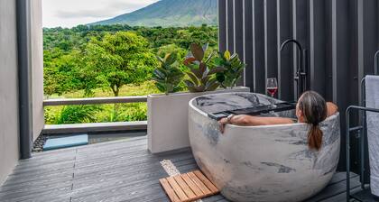 Beautiful A-Frame Cabin w/hot tub Volcano view