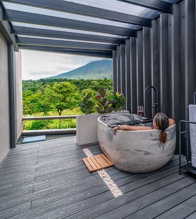 Beautiful A-Frame Cabin w/hot tub Volcano view