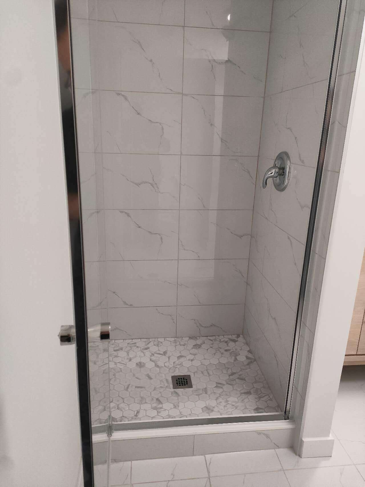 Secadora de cabello, toallas, jabón, papel de baño 