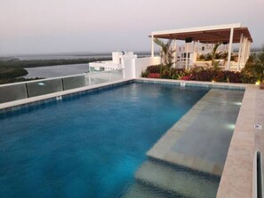 Ein Pool mit Infinity-Kante und Blick auf das Meer.