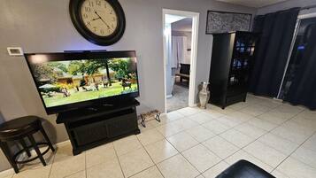 TV connectée, cheminée, livres