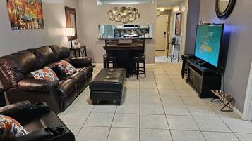 TV connectée, cheminée, livres