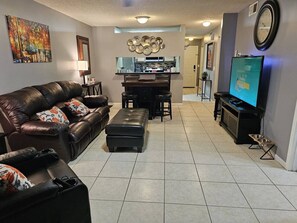 Smart TV, fireplace, books - Family & Pet Friendly Condo (Jacksonville)