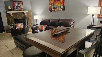 TV connectée, cheminée, livres