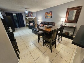 Téléviseur connecté, foyer, livres