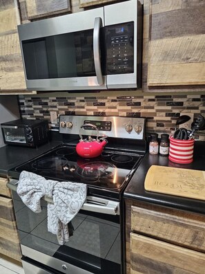 Fridge, microwave, oven, stovetop - Family & Pet Friendly Condo (Jacksonville)