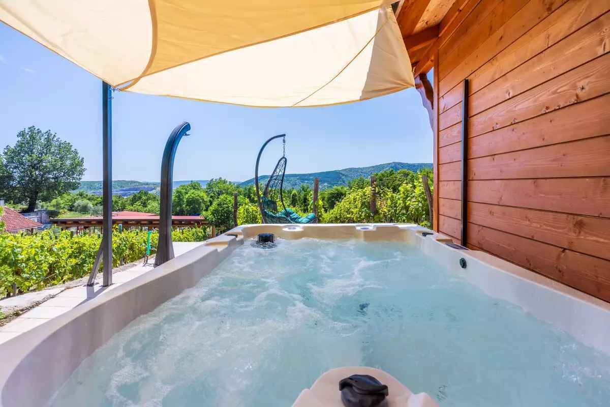 Outdoor spa tub